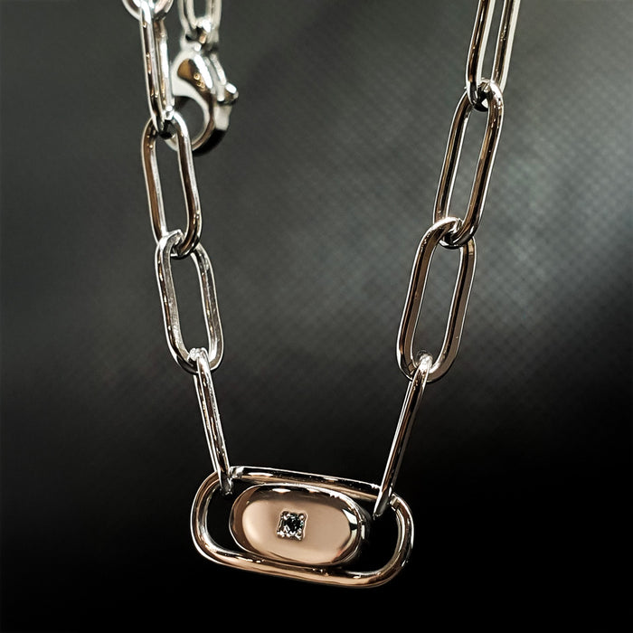 PhitenSG Clip Chain Bracelet’s elegant chain links, showcasing its polished finish and unique clip design.